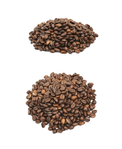 Högen av rostade kaffebönor isolerade — Stockfoto