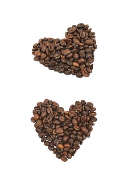Pila en forma de corazón de granos de café aislados —  Fotos de Stock