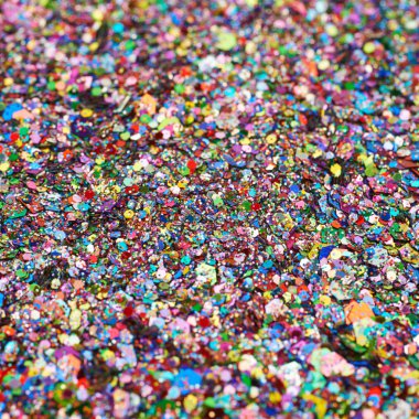 İle renkli payetler kaplı yüzey