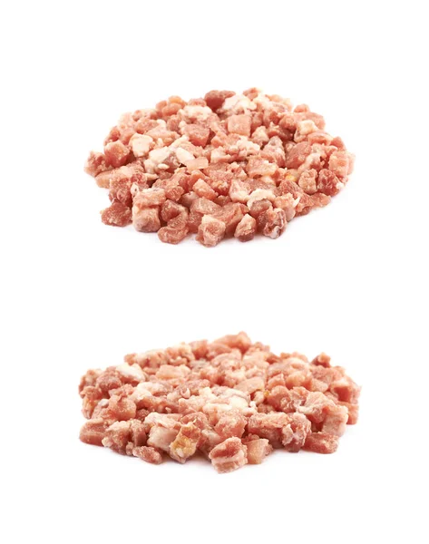 Högen av rå bacon bitar isolerade — Stockfoto