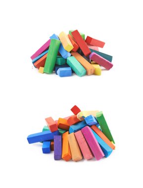 İzole renkli pastel tebeşir tebeşirler yığını