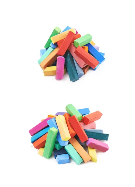 Stapel van kleurrijke pastel crayon krijtjes geïsoleerd — Stockfoto