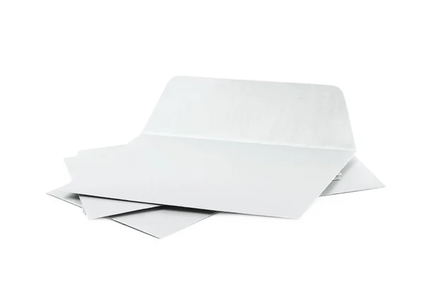 Hromadu papírové obálky, samostatný — Stock fotografie