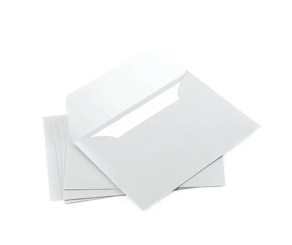 Pilha de envelopes de papel isolada — Fotografia de Stock