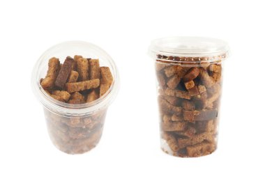 Plastik kutu ekmek kruton ile dolu