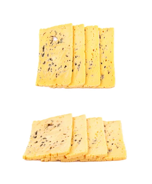 Mehrere gelbe Käsescheiben isoliert — Stockfoto
