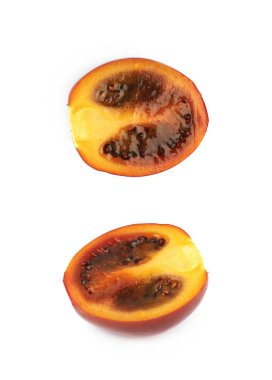 İzole bir olgun tamarillo meyve yarısı