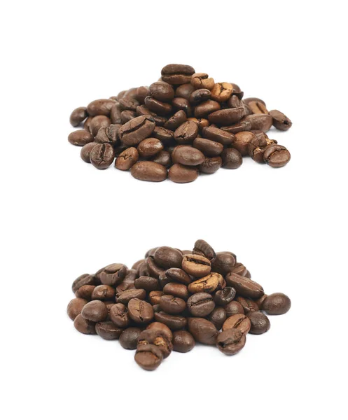 Pilha de grãos de café torrados isolados — Fotografia de Stock