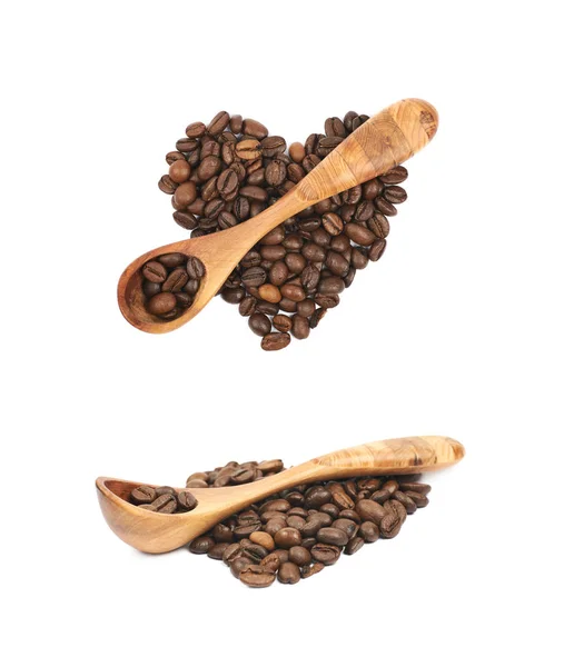 Herzförmige Stapel Kaffeebohnen isoliert — Stockfoto