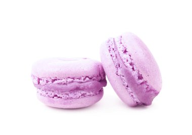 İzole iki macaron kurabiye