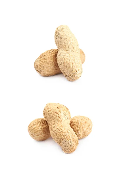 Un par de cacahuetes aislados — Foto de Stock