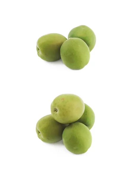 Haufen grüner Oliven isoliert — Stockfoto
