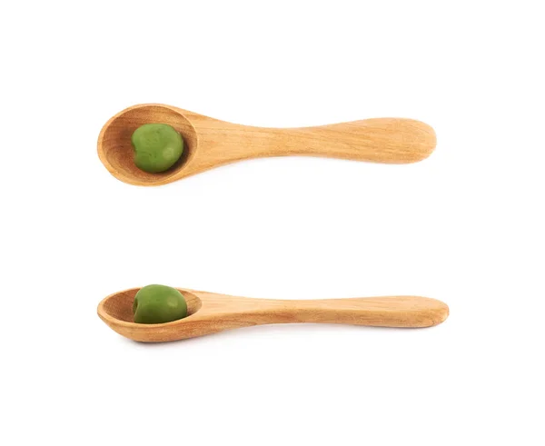 Einzelne Oliven in einem Holzlöffel — Stockfoto