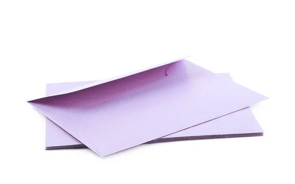 Pilha de envelopes de papel isolada — Fotografia de Stock