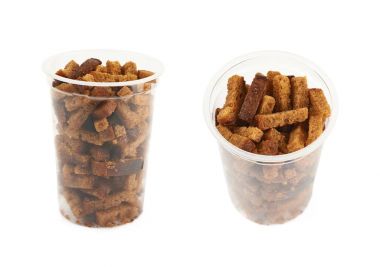 Plastik kutu ekmek kruton ile dolu