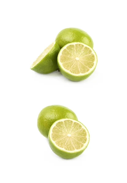 Skivad lime frukt isolerade — Stockfoto