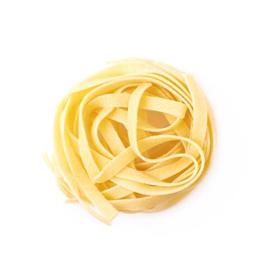 İzole pişmemiş fettuccine makarna