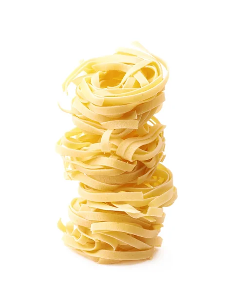 Ongekookt fettuccine pasta geïsoleerd — Stockfoto