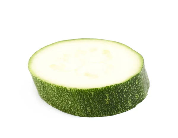 Zielona cukinia kromka na białym tle — Zdjęcie stockowe