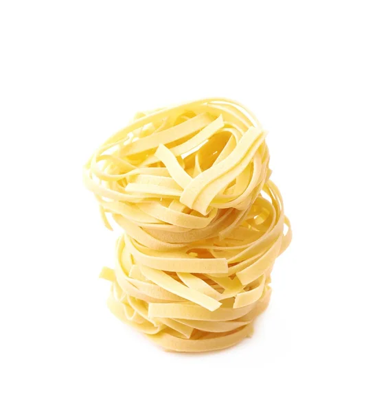 Ungekochte fettuccine Nudeln isoliert — Stockfoto