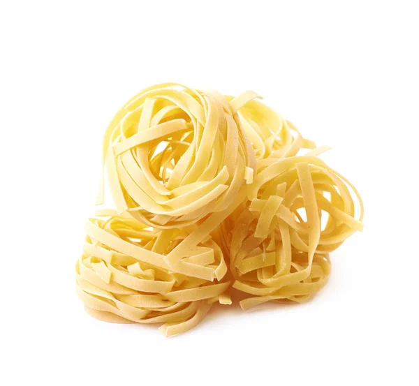 Ungekochte fettuccine Nudeln isoliert — Stockfoto