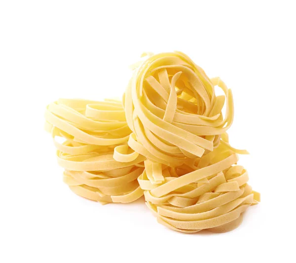 Ongekookt fettuccine pasta geïsoleerd — Stockfoto