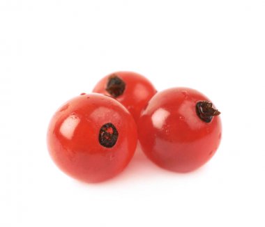 İzole kırmızı kuş üzümü yığını