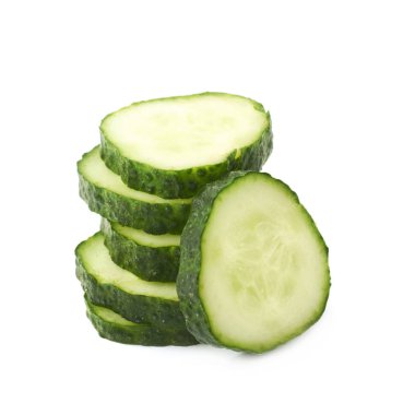 İzole dilimlenmiş taze salatalık