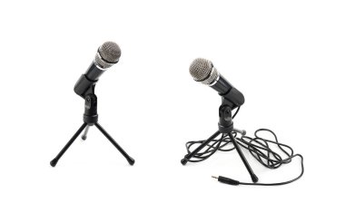 İzole bir raf üzerinde siyah mikrofon