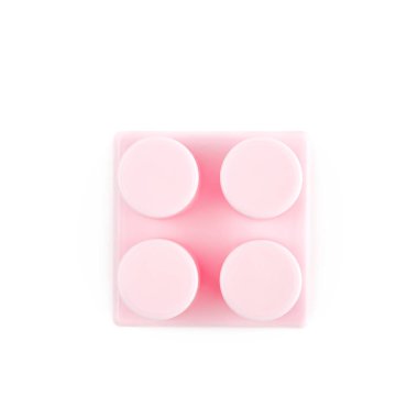 İzole tek oyuncak inşaat bloğu