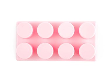 İzole tek oyuncak inşaat bloğu