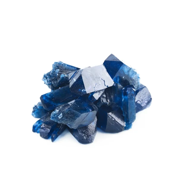 Выращенный кристалл соли изолирован — стоковое фото