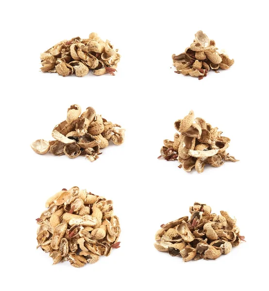 Куча изолированных арахисовых скорлупок — стоковое фото