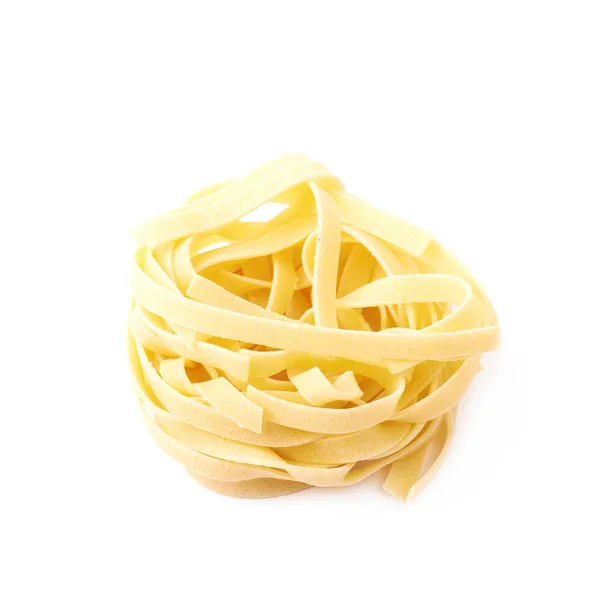 Ongekookt fettuccine pasta geïsoleerd — Stockfoto