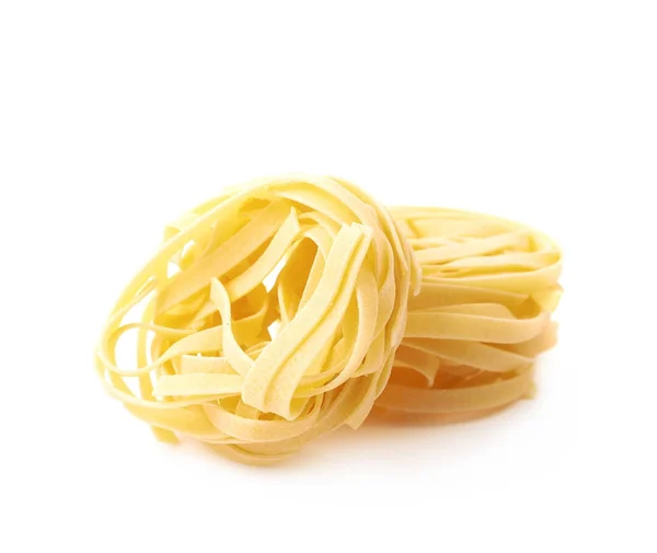 Ongekookt fettuccine pasta geïsoleerd — Stockfoto