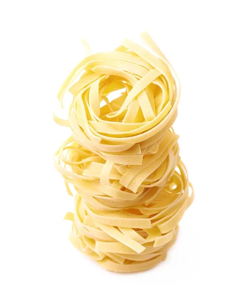 Ongekookt fettuccine pasta geïsoleerd — Stockfoto