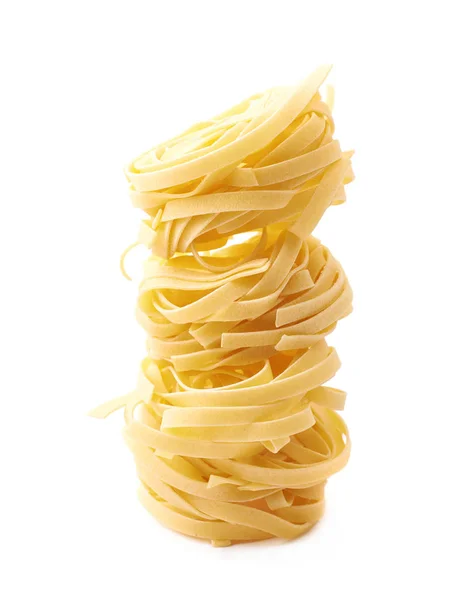 Ongekookt fettuccine pasta geïsoleerd — Stockfoto