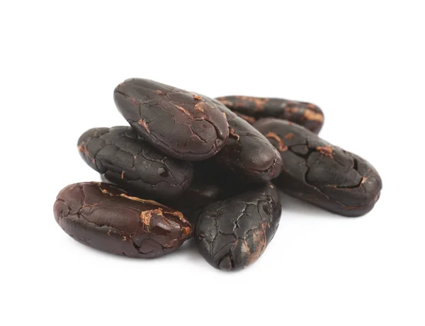 Изолированная куча какао-бобов — стоковое фото