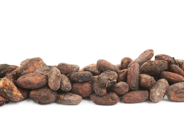 Reihe von Kakaobohnen isoliert — Stockfoto