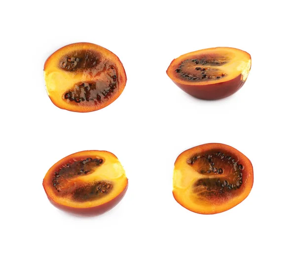 Половина спелых фруктов тамарилло изолированы — стоковое фото
