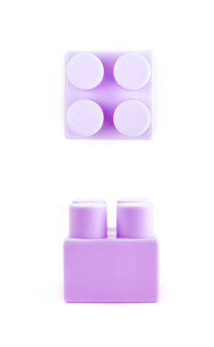 İzole tek oyuncak inşaat bloğu