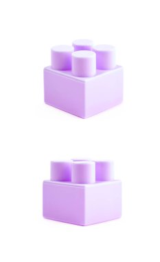 İzole tek oyuncak inşaat bloğu