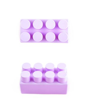 İzole tek oyuncak inşaat bloğu