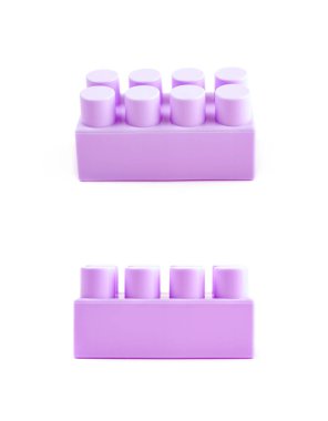 İzole tek oyuncak inşaat bloğu