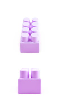 İzole tek oyuncak inşaat bloğu