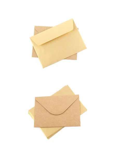 Pilha de envelopes de papel isolada — Fotografia de Stock