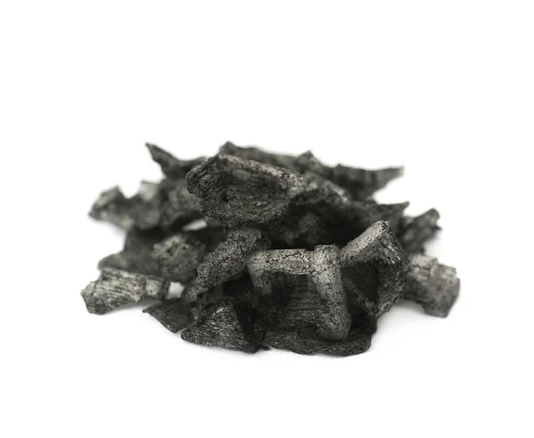 Pile de cristaux de sel noir isolés — Photo
