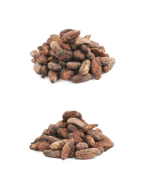 Montón de granos de cacao aislados — Foto de Stock