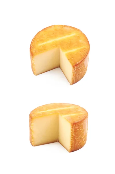 Koło na białym tle sera — Zdjęcie stockowe
