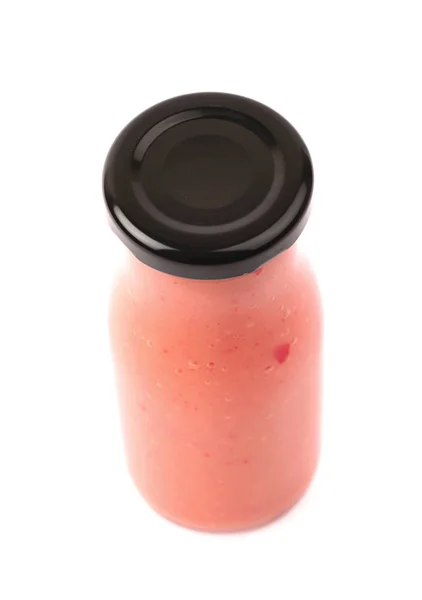 Molho vermelho em uma garrafa de vidro isolada — Fotografia de Stock